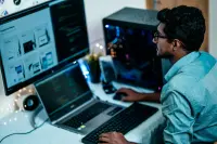 Antara Peluang dan Ketimpangan: Kisah Pekerja Migran Digital di Era Teknologi