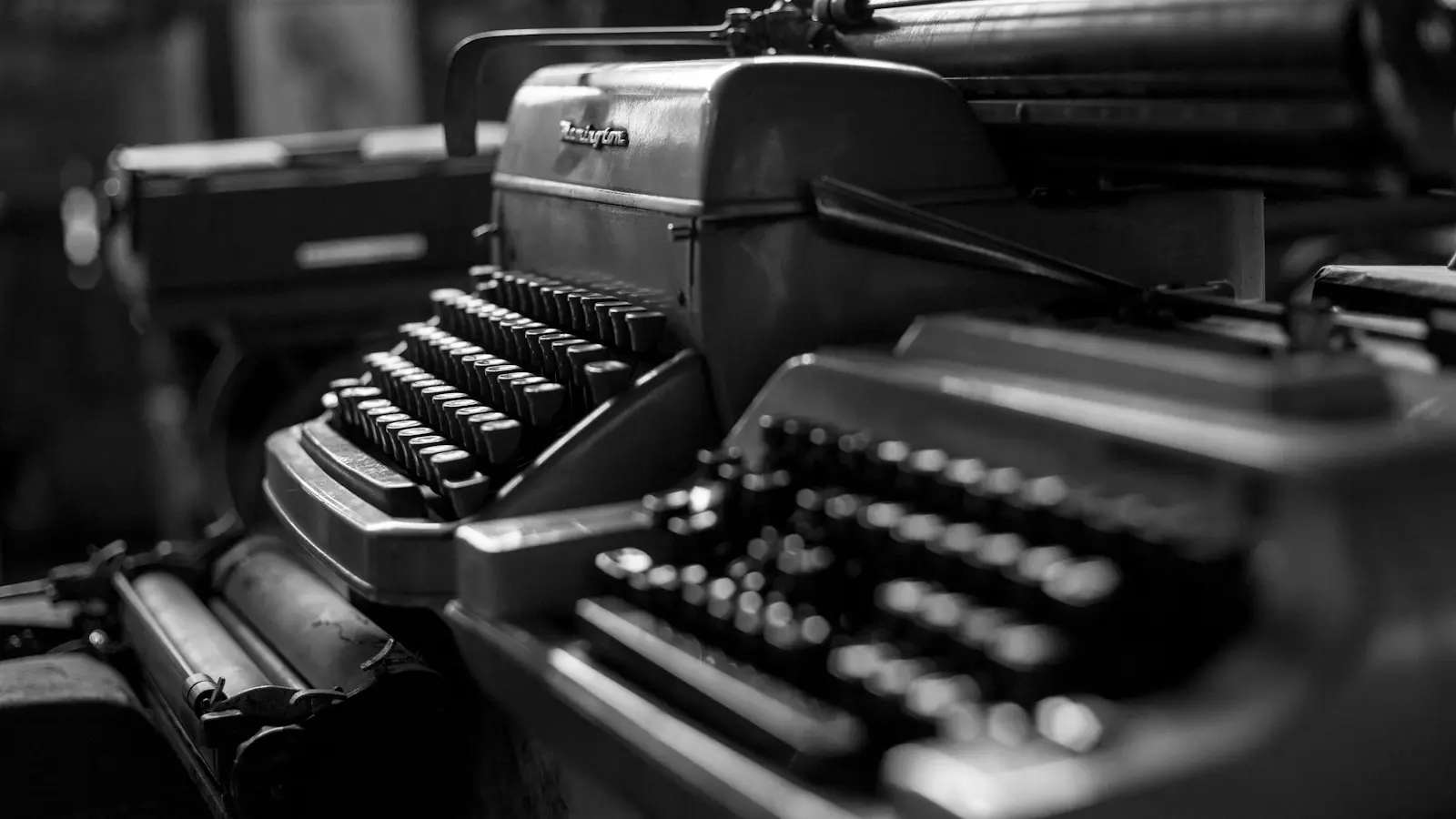 Greyscale photo of typewriter